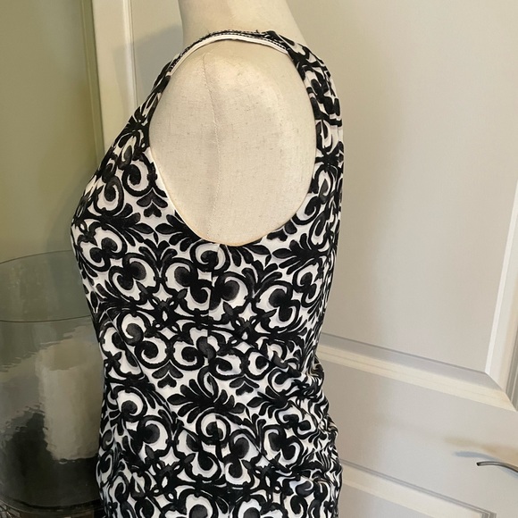 Halter style top w black and white print - Picture 3 of 4